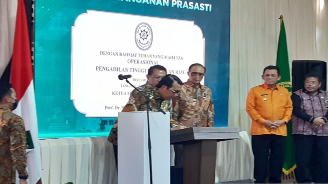 Ketua Mahkamah Agung Syarifuddin menandatangani prasasti peresmian 13 pengadilan tingkat banding baru dan 38 gedung pengadilan tingkat pertama di Pengadilan Tinggi Kepulauan Riau, Senin. (ANTARA/Nikolas Panama)