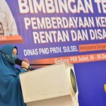 Ketua PKK Sulsel Naoemi Octarina memberikan sambutan pada acara pelatihan bagi disabilitas di Makassar.ANTARA/HO-1670468225