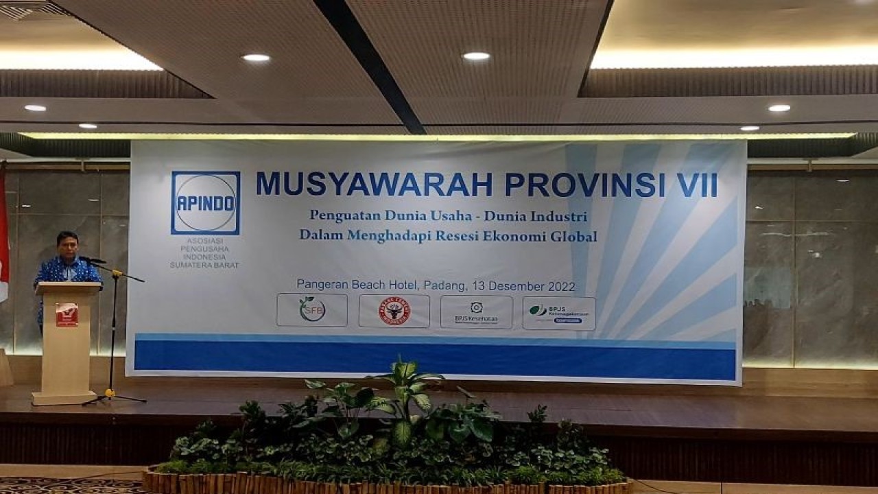 Ketua Umum Apindo Hariyadi B Sukamdani memberikan sambutan pada Musyawarah Provinsi VII Apindo Sumbar di Padang, Selasa . (Antara/Ikhwan Wahyudi)
