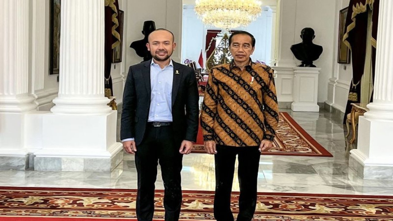 Ketua Umum Himpunan Pengusaha Muda Indonesia Akbar Himawan Buchari bersama Prrsiden Joko Widodo. (ANTARA/ HO Hipmi)