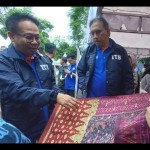 Ketua Umum IA-ITB Gembong Primadjaja saat meninjau pameran UMKM pada Rakernas KLB IA-ITB 2022 di Pangkalpinang, Minggu. ANTARA (Aprionis)-1671347704