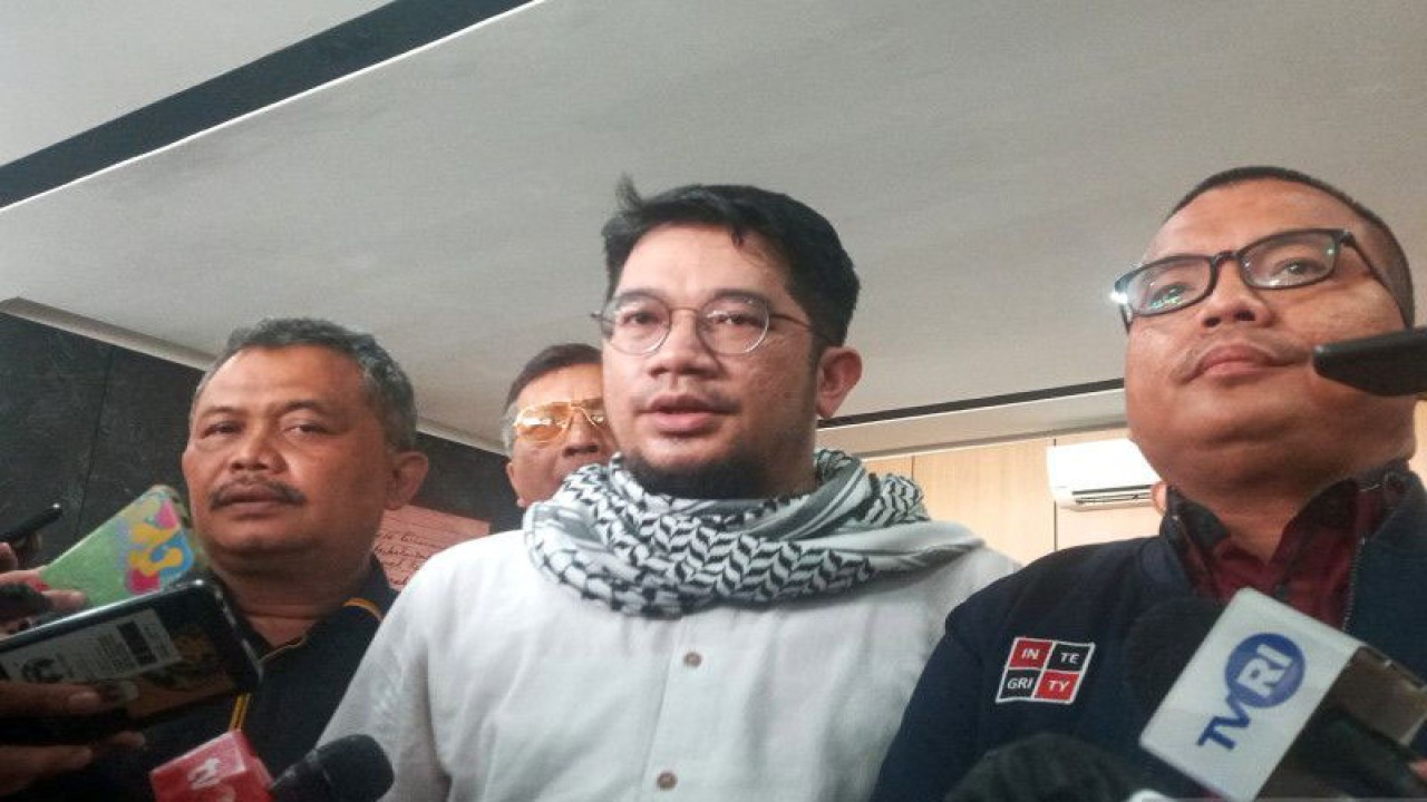 Ketua Umum Partai Ummat Ridho Rahmadi saat memberikan keterangan kepada wartawan usai menghadiri mediasi pertama dengan KPU RI di Kantor Bawaslu RI, Jakarta, Senin (19/12/2022). ANTARA/Tri Meilani Ameliya.