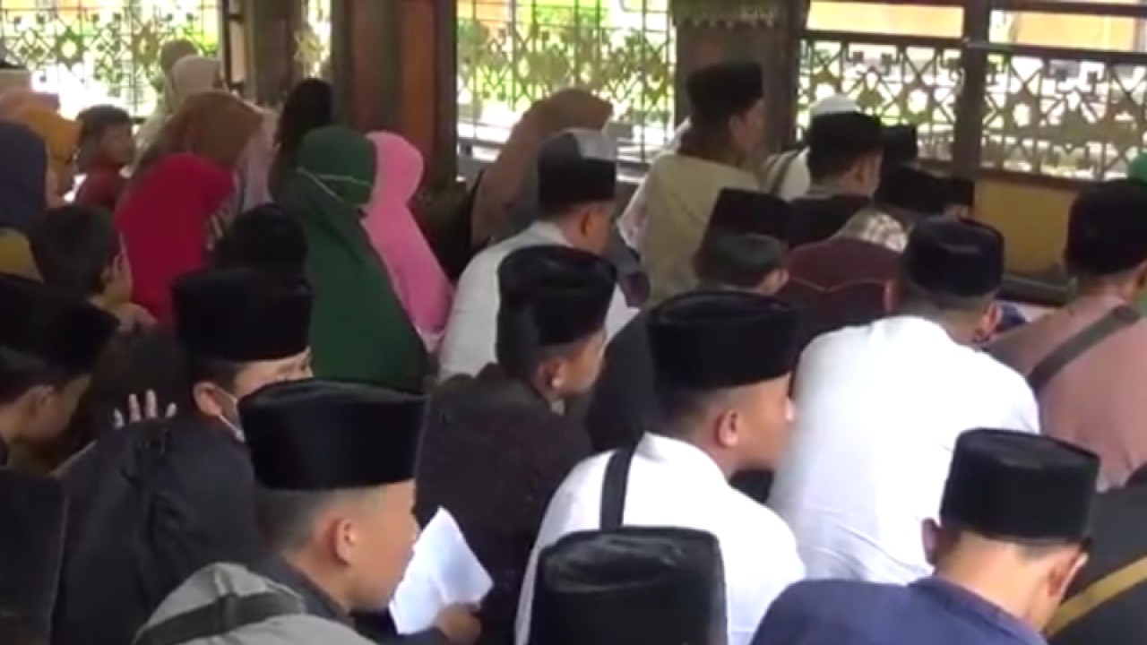 Pengunjung di lokasi makam mantan Presiden K.H. Abdurrahman Wahid di area Pesantren Tebuireng, Kabupaten Jombang, Jawa Timur, Jumat (30/12/2022). ANTARA/ Asmaul