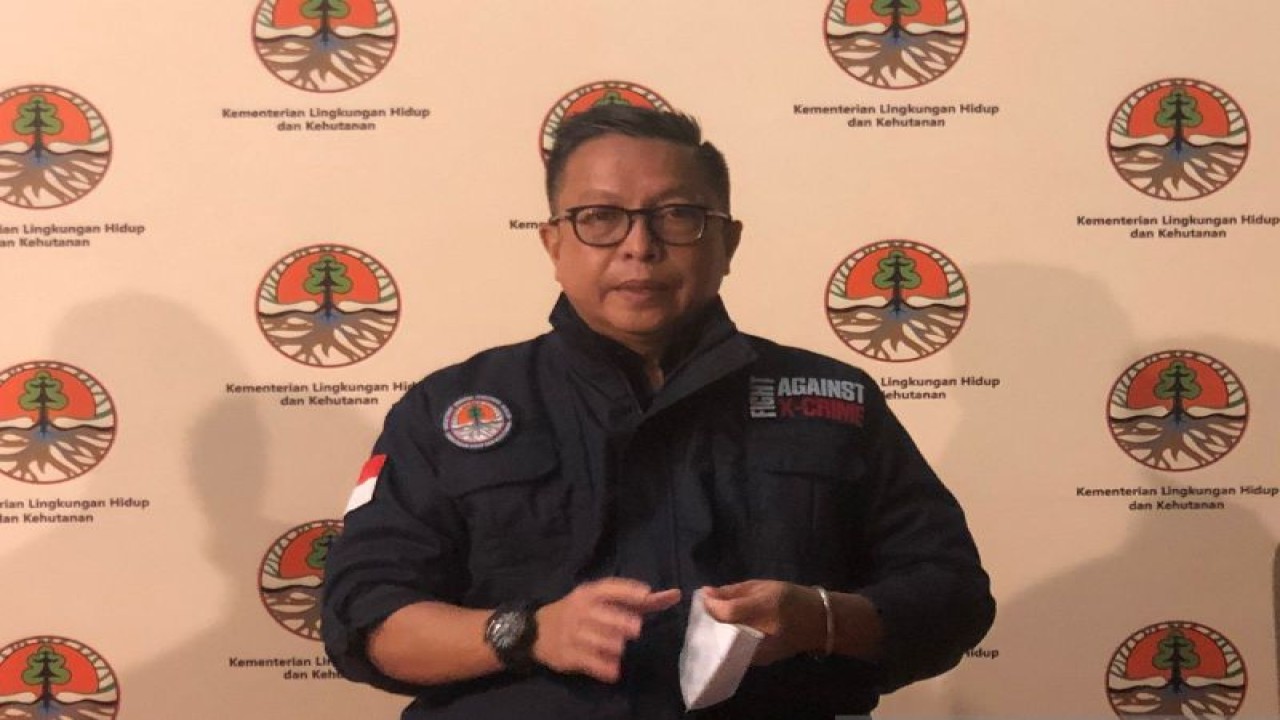 Direktur Jenderal Penegakan Hukum Lingkungan Hidup dan Kehutanan KHLK Rasio Ridho Sani (tengah) memparkan perkembangan kasus impor limbah B3 ilegal di Balai Wartawan KLHK, Jakarta, Jumat (16/12/2022). (ANTARA/Sugiharto Purnama)