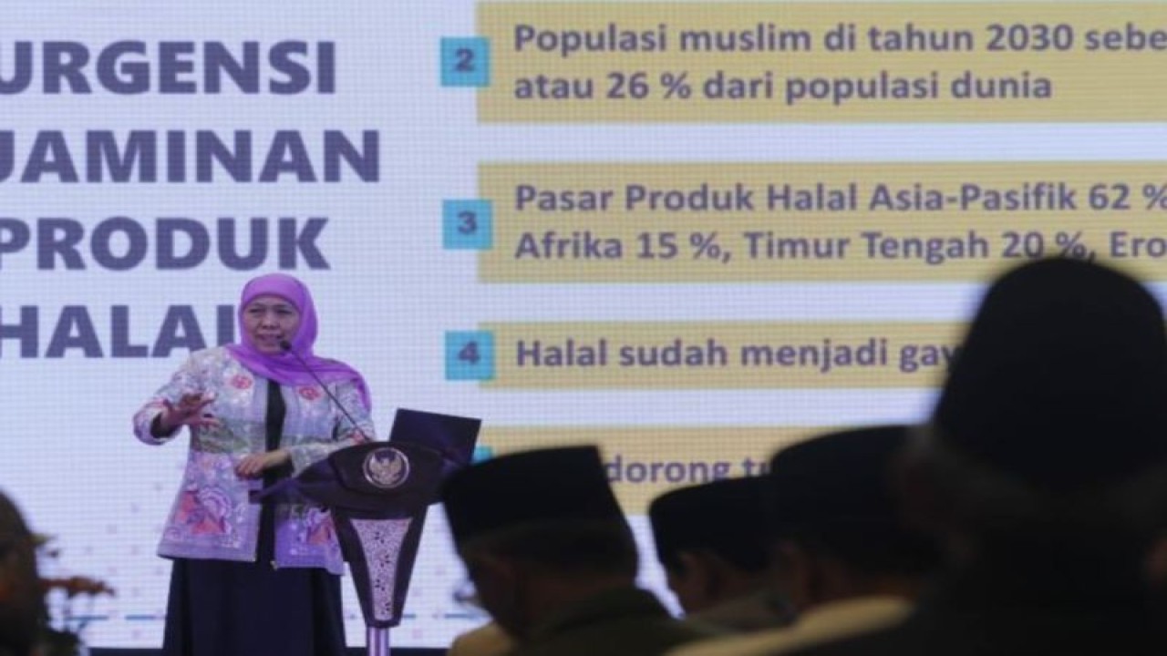 Gubernur Jawa Timur Khofifah Indar Parawansa menyampaikan sambutan saat menghadiri acara Evaluasi dan Anugerah Kinerja Majelis Ulama Indonesia (MUI) se-Jawa Timur di Surabaya, Jawa Timur, Rabu (28/12/2022). (ANTARA/Moch Asim)