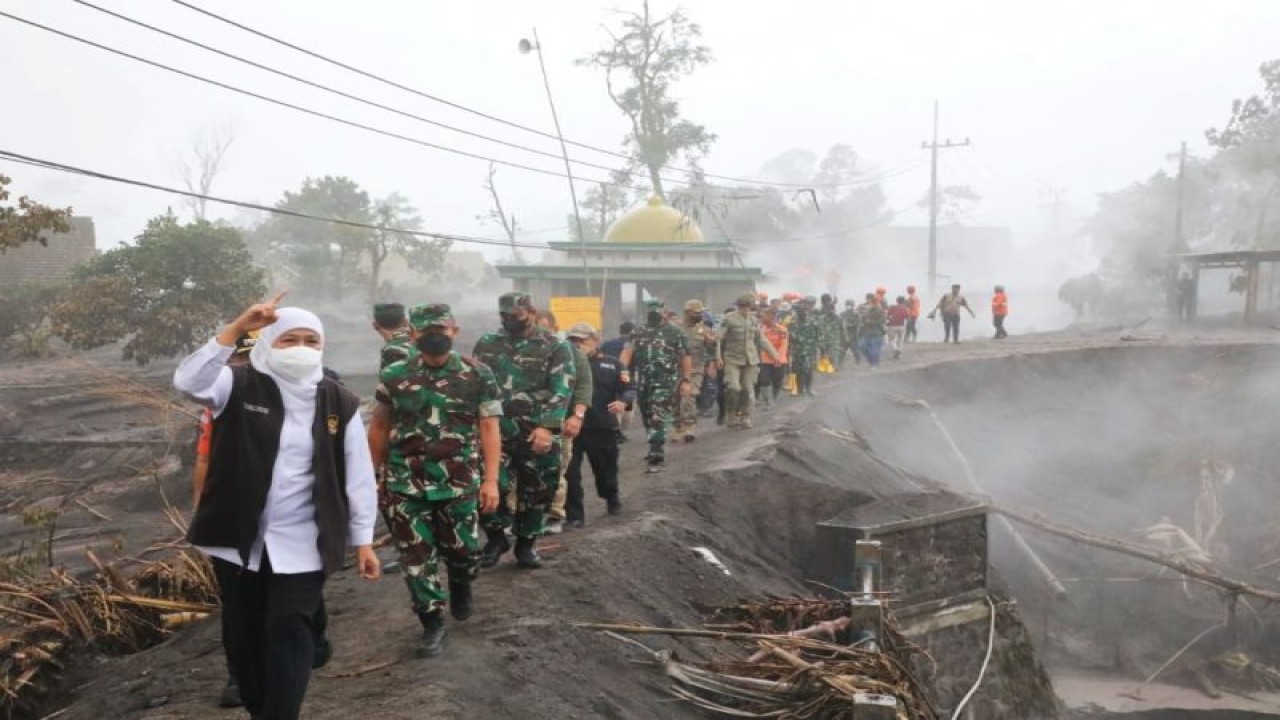 Gubernur Jawa Timur Khofifah Indar Parawansa bersama rombongan meninjau lokasi yang terdampak APG Semeru di Lumajang, Senin (5/12/2022). (ANTARA/HO-Biro Adm Pimpinan Pemprov Jatim)