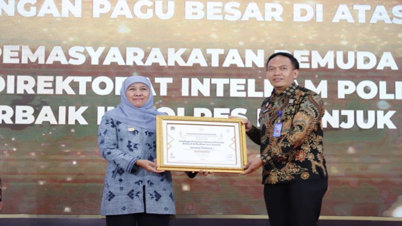 Gubernur Khofifah Indar Parawansa menyerahkan piagam penghargaan Satuan Kerja (Satker) Terbaik I Indikator Kinerja Pelaksanaan Anggaran (IKPA) Tahun 2022 Kategori Pagu Besar tingkat Provinsi Jawa Timur kepada Kalapas Pemuda Madiun Ardian Nova Christiawan di Gedung Negara Grahadi Surabaya pada Kamis (15/12/2022). ANTARA/HO-Humas Lapas Pemuda Madiun
