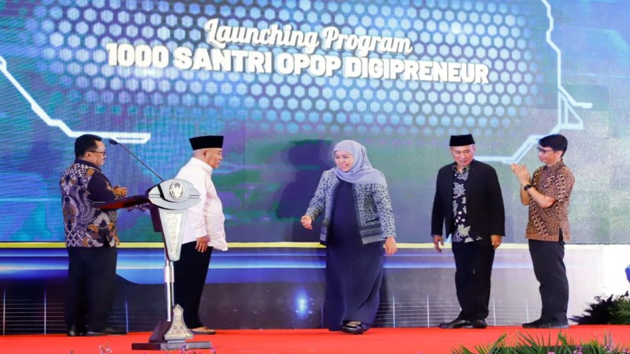 Gubernur Jatim Khofifah Indar Parawansa (tengah) saat meluncurkan Program 1.000 Santri OPOP Digipreneur di Surabaya pada 22 Desember 2022. (ANTARA/HO-Biro Adpim Jatim)