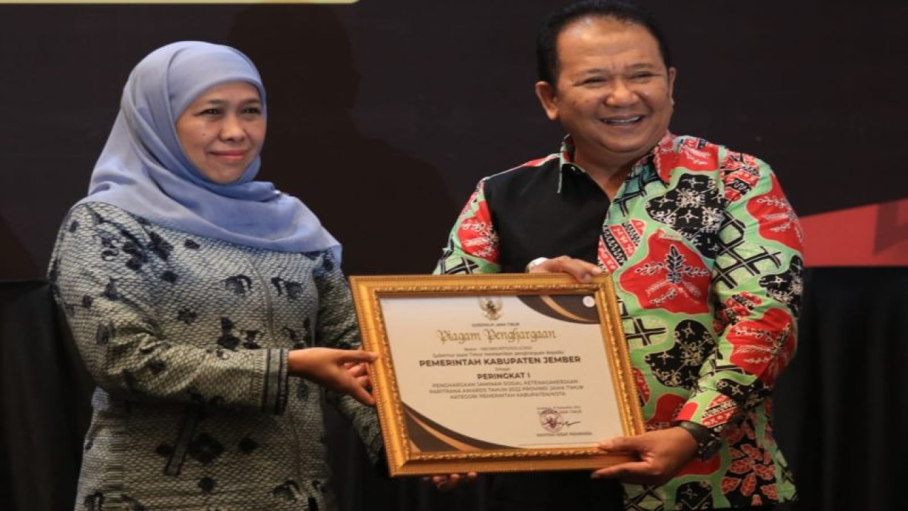 Gubernur Jatim Khofifah Indar Parawansa memberikan Paritrana Award tingkat provinsi kepada Bupati Jember Hendy Siswanto di salah satu hotel di Kota Surabaya, Selasa (27/12/2022). (ANTARA/HO-Diskominfo Jember)