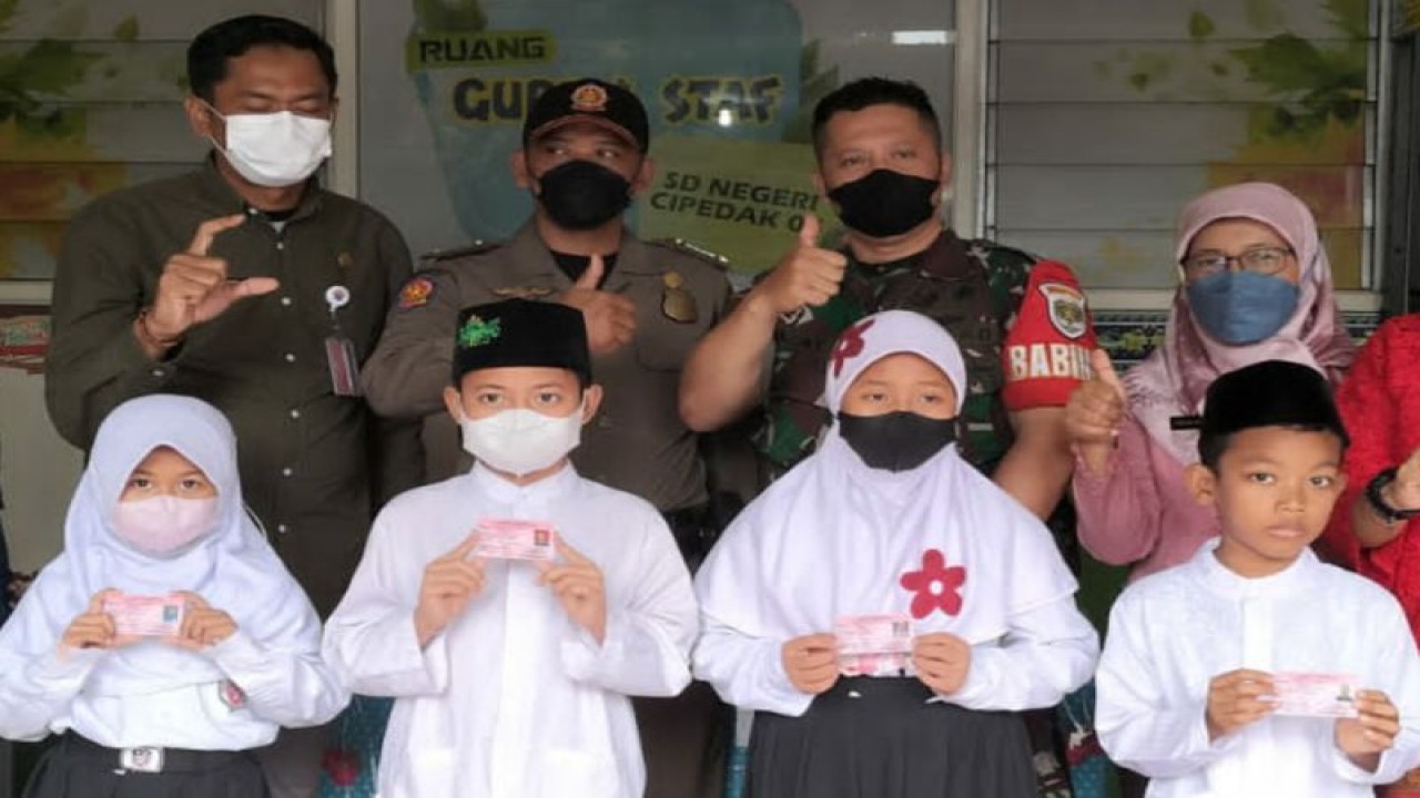 Siswa SD Cipedak 05 Pagi menerima KIA untuk memudahkan pelayanan publik, Jakarta, Jumat (9/12/2022). ANTARA/HO-Kominfotik Jakarta Selatan