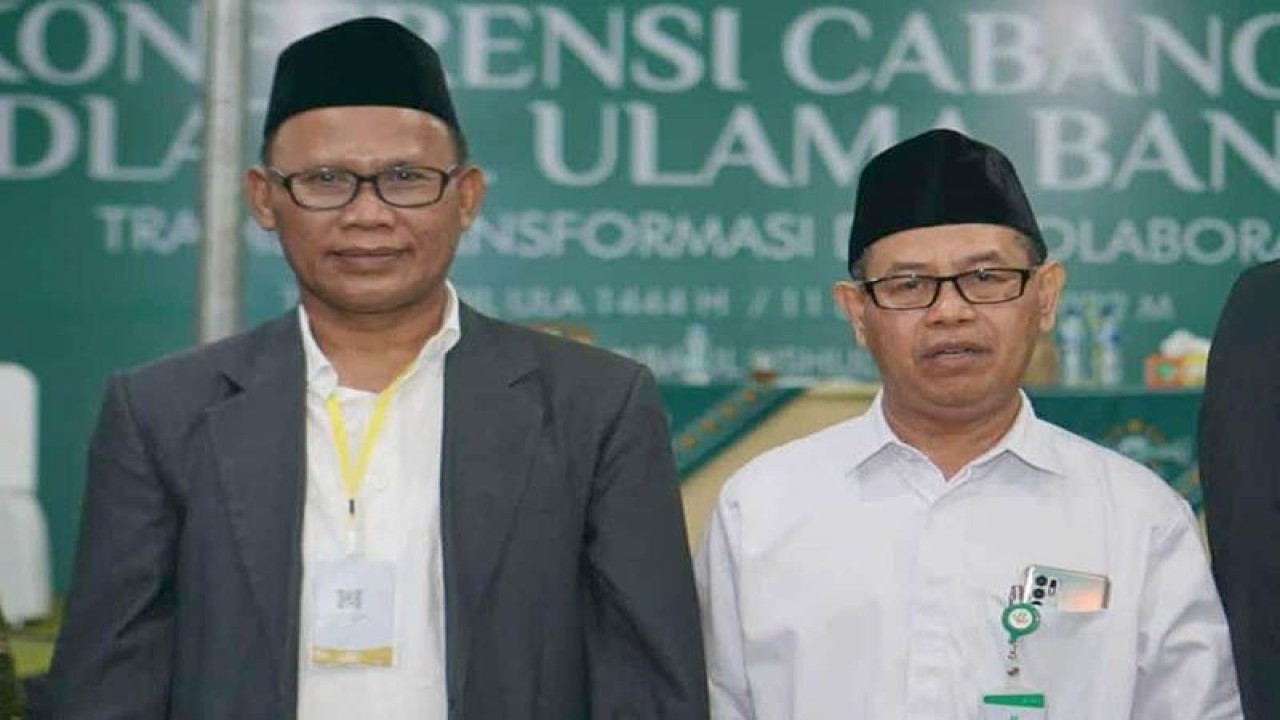 H Imam Hidayat (kiri) terpilih sebagai Ketua Tanfidziyah PC NU Kabupaten Banyumas Periode 2023-2028 dan KH Mughni Labib (kanan) terpilih sebagai Rais Syuriyah PCNU Kabupaten Banyumas Periode 2023-2028 dalam sidang pleno Konfercab VII NU Banyumas yang berakhir pada Ahad (11/12/2022) malam. FOTO ANTARA/HO-NU Banyumas