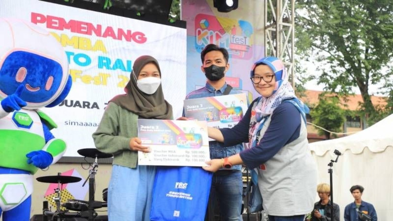 Kabid DIKP Diskominfo Kota Tangerang Yunita (kanan) memberikan penghargaan kepada anggota KIM yang berprestasi dalam ajang KIMfest 2022 di Lapangan Ahmad Yani, Minggu.