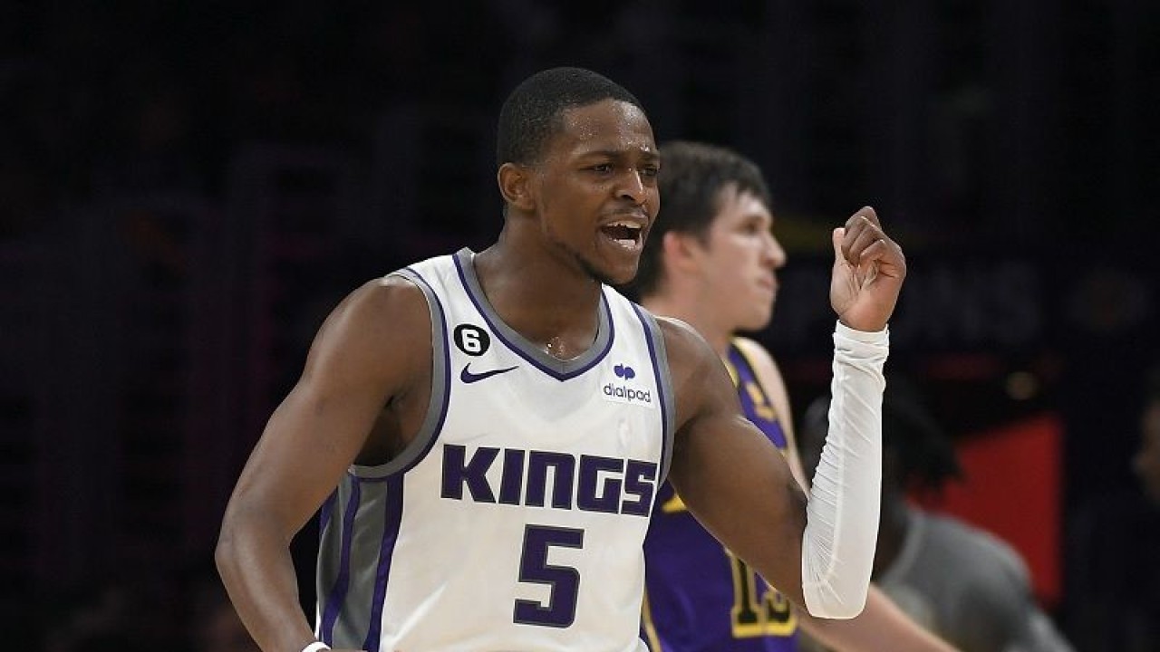 Bintang Sacramento Kings De'Aaron Fox berselebrasi seusai melesakkan tripoin melawan Los Angeles Lakers dalam lanjutan NBA di Crypto.com Arena, California, Amerika Serikat, Jumat (11/11/2022) waktu setempat. (ANTARA/AFP/GETTY IMAGES/Kevork Djansezian)
