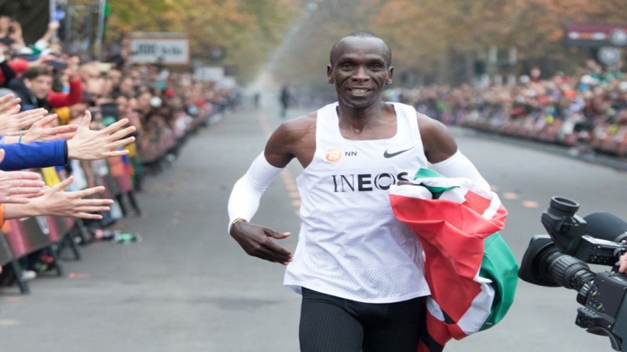 Foto arsip - Pelari Kenya Eliud Kipchoge melakukan selebrasi setelah melewati garis finis dalam lomba di Wina, Austrla 12 Oktober 2019 (ANTARA/AFP/ALEX HALADA)