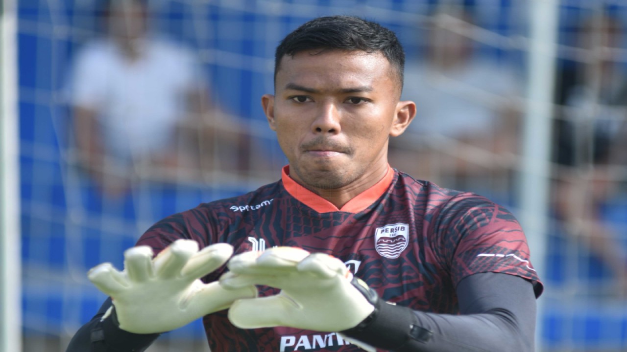 Kiper Persib Bandung Teja Paku Alam. (HO/Persib.co.id)