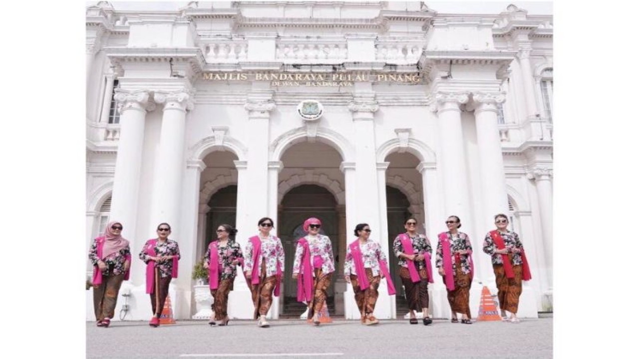 Dharma Wanita Persatuan KJRI Penang mendukung gerakan Kebaya Goes to UNESCO dengan melaksanakan Parade Kebaya di Penang, Malaysia, Minggu (4/12/2022). (ANTARA/HO-KJRI Penang)