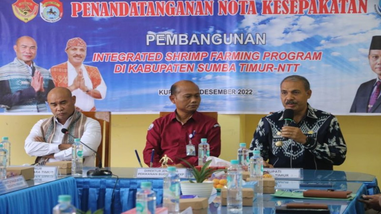 Gubernur Provinsi Nusa Tenggara Timur Viktor Bungtilu Laiskodat (kiri) menyaksikan penandatanganan nota kesepakatan antara Direktorat Jenderal Perikanan Budidaya Kementerian Kelautan dan Perikanan RI Tb. Haeru Rahayu (kedua dari kiri) da Bupati Sumba Timur Krsitofel Praing (kanan) terkait Pembangunan dan Pengelolaan Kawasan Perikanan Budidaya di Kabupaten Sumba Timur. (ANTARA/HO-Biro Administrasi Pimpinan Setda Provinsi NTT)