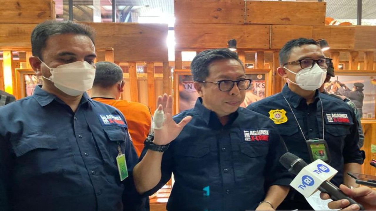 Arsip Foto. Direktur Jenderal Penegakan Hukum Lingkungan Hidup dan Kehutanan KLHK Rasio Ridho Sani (tengah) saat menyampaikan keterangan kepada pers di Kantor KLHK, Jakarta, Jumat (29/7/2022) (ANTARA/Prisca Triferna)