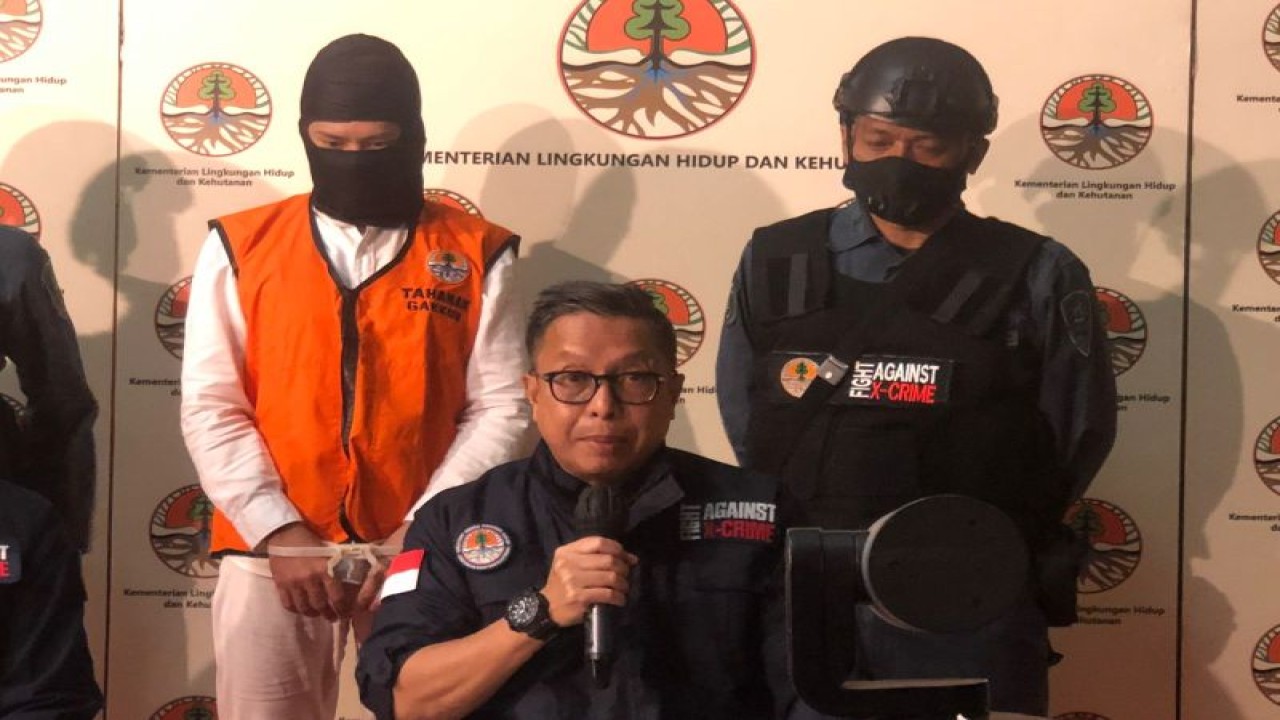 Direktur Jenderal Penegakan Hukum Lingkungan Hidup dan Kehutanan KHLK Rasio Ridho Sani (tengah) memparkan perkembangan kasus impor limbah B3 ilegal di Balai Wartawan KLHK, Jakarta, Jumat (16/12/2022). ANTARA/Sugiharto Purnama