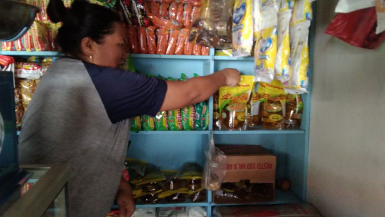 Arsip pedagang menata produk sembako yang dijual di salah satu toko klontong di Jakarta Selatan, Rabu (16/3/2022). ANTARA/Dewa Ketut Sudiarta Wiguna