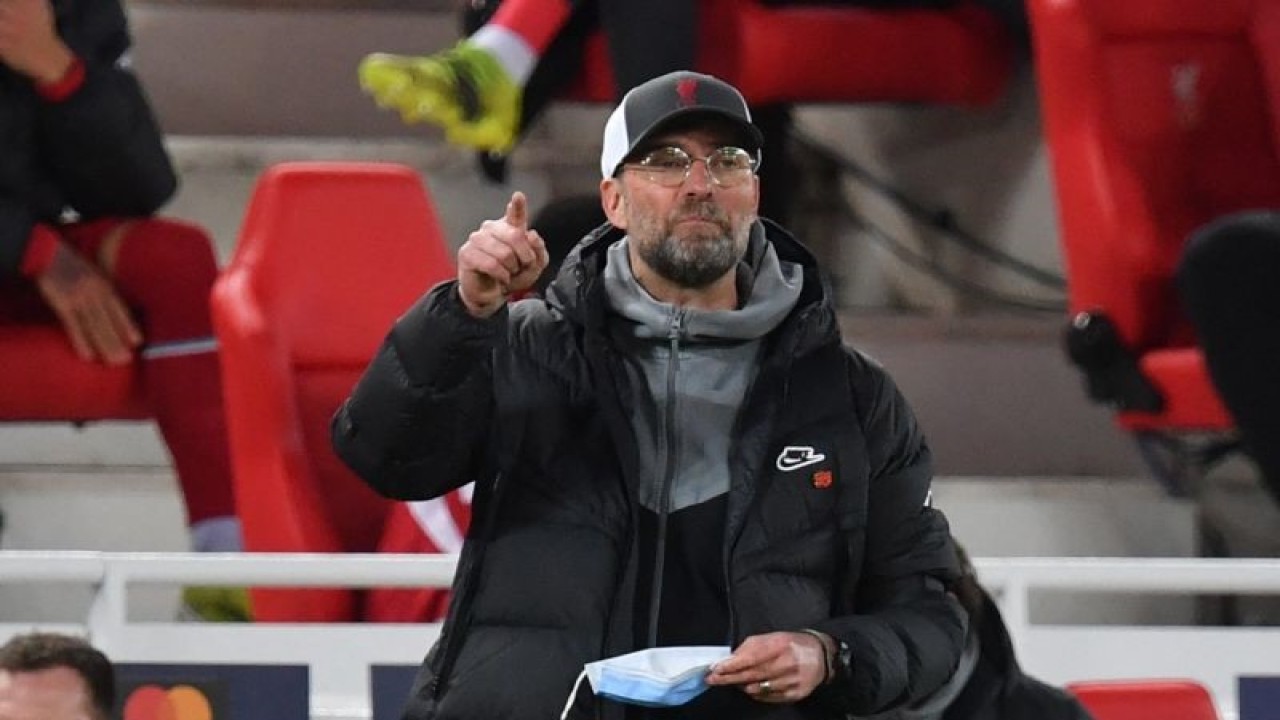 Arsip - Manajer Liverpool Jurgen Klopp memberi isyarat dari sisi lapangan saat timnya melakoni laga perempat final Liga Champions melawan Real Madrid di Anfield, 14 April 2021. ANTARA/AFP/PAUL ELLIS.