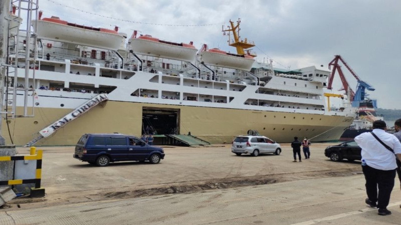 Ilustrasi- KM Ciremai saat mengangkut pemudik di Pelabuhan Panjang sebagai alternatif penyeberangan pada masa mudik Lebaran 2022. ANTARA/Ruth Intan Sozometa Kanafi.