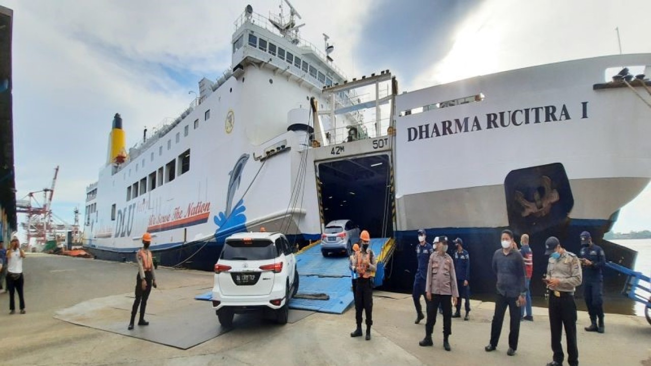 KM Dharma Rucitra I milik DLU sandar di Pelabuhan Trisakti Banjarmasin. ANTARA/Firman