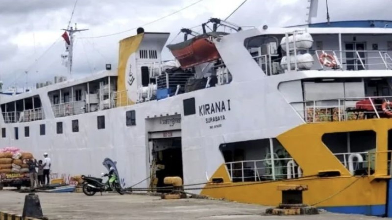 KM Kirana I sedang bongkar muatan di dermaga Pelabuhan Sampit, Jumat (23/12/2022). ANTARA/Norjani