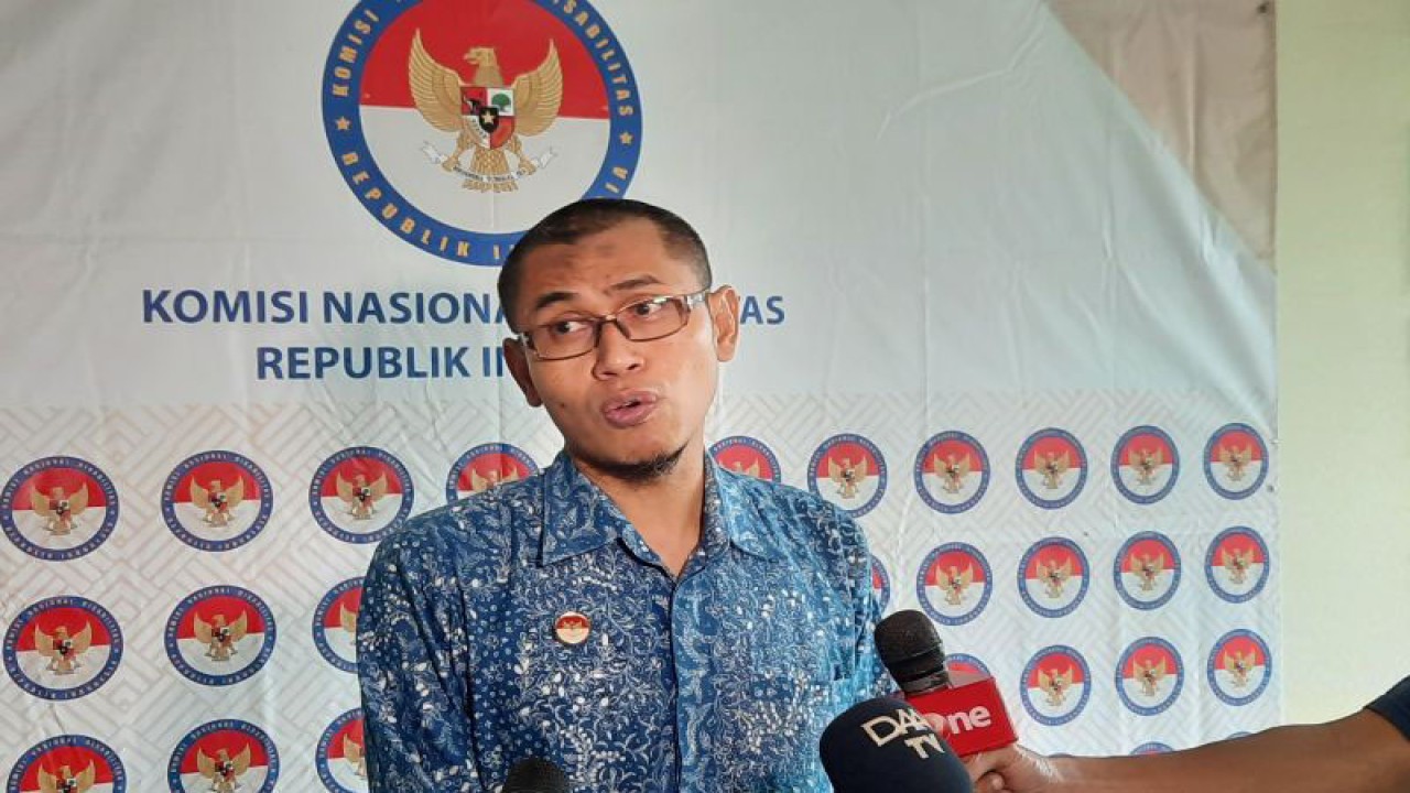 Wakil Ketua Komisi Nasional Disabilitas (KND) Deka Kurniawan (kanan) dalam Konfrensi Pers satu tahun KND dan Peringatan Hari Disabilitas di Jakarta, Selasa (06/12/2022) (ANTARA/Fitra Ashari)