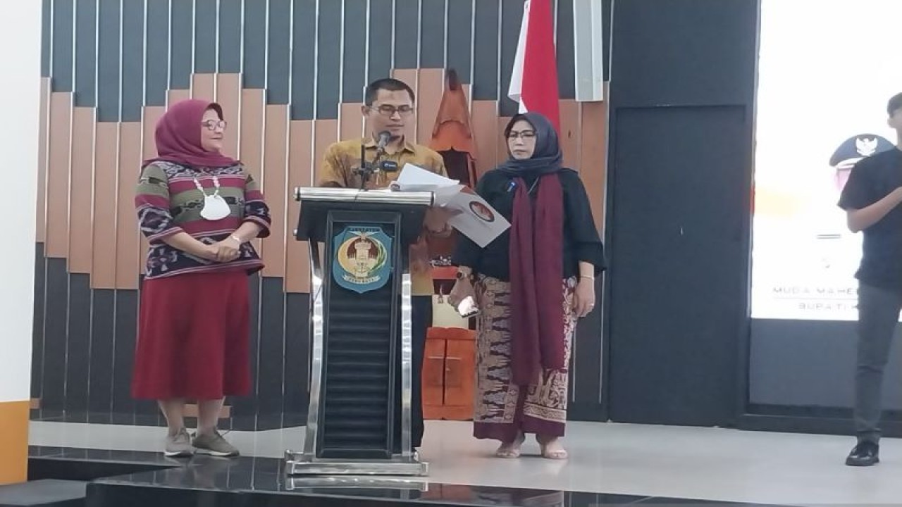 Wakil Ketua Komisi Nasional Disabilitas Republik Indonesia (KND RI) Kade Kurniawan menyampaikan sambutan pada kegiatan penyerahan penghargaan Prakarsa Inklusi kepada Pemerintah Kabupaten Kubu Raya Kalimantan Barat (Kalbar) di Kubu Raya, Rabu (28/12/2022). ANTARA/Rendra Oxtora