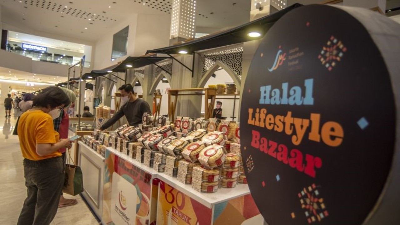 Ilustrasi - Pengunjung memilih produk makanan dan minuman pada acara Jakarta Ramadhan Festival 2022 di Mall of Indonesia, Jakarta, Rabu (20/4/2022). ANTARA FOTO/Muhammad Adimaja/wsj.
