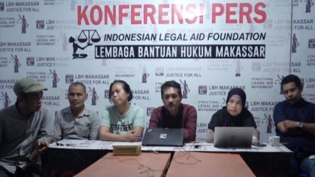 Suasana konferensi pers saat pembukaan posko pengaduan Kawal Pemilu 2024 di kantor LBH Makassar, Sulawesi Selatan, Kamis (15/12/2022). ANTARA/Darwin Fatir.