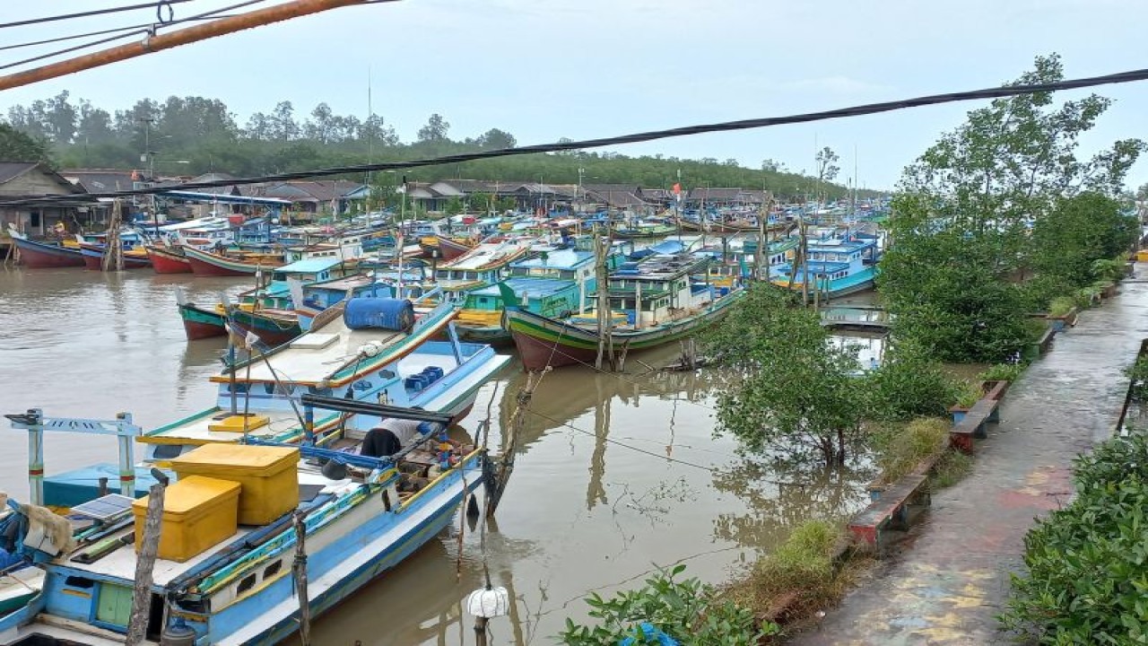 Perahu nelayan Desa Kurau, Kecamatan Koba, menunda melaut karena cuaca ekstrem, Kamis (29/12/2022). ANTARA/Ahmadi