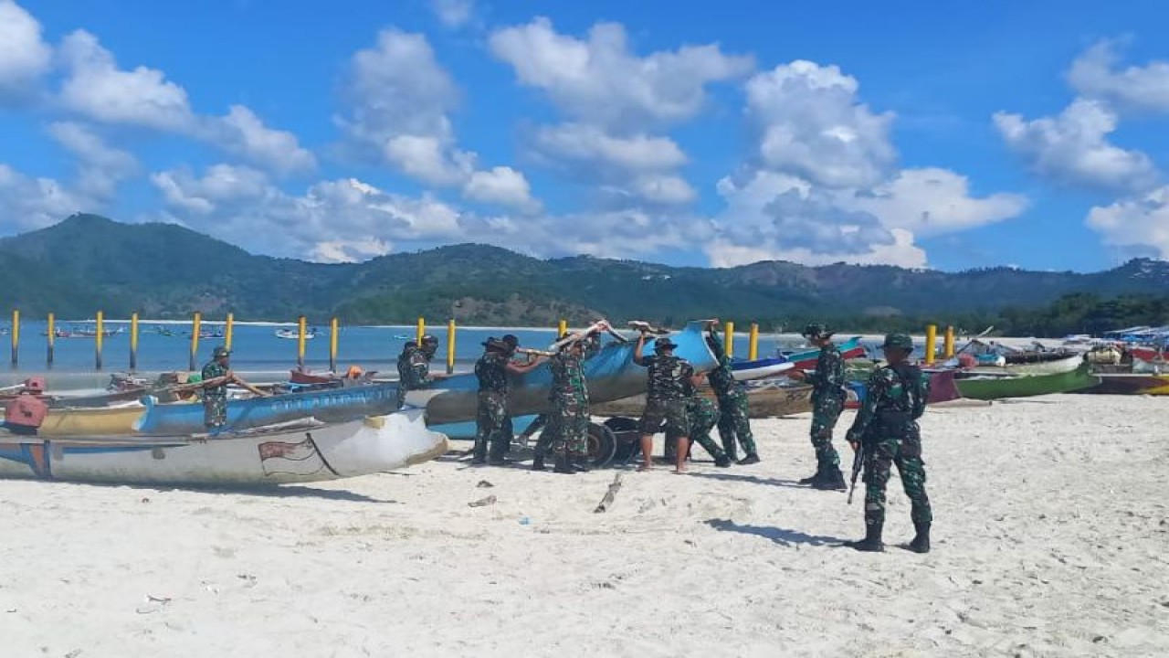 Anggota TNI Kodim 1620/Lombok Tengah saat melakukan pengamanan di Pantai Selong Belanak, Lombok Tengah, Senin (5/12/2022). ANTARA/Kodim 1620/Lombok Tengah