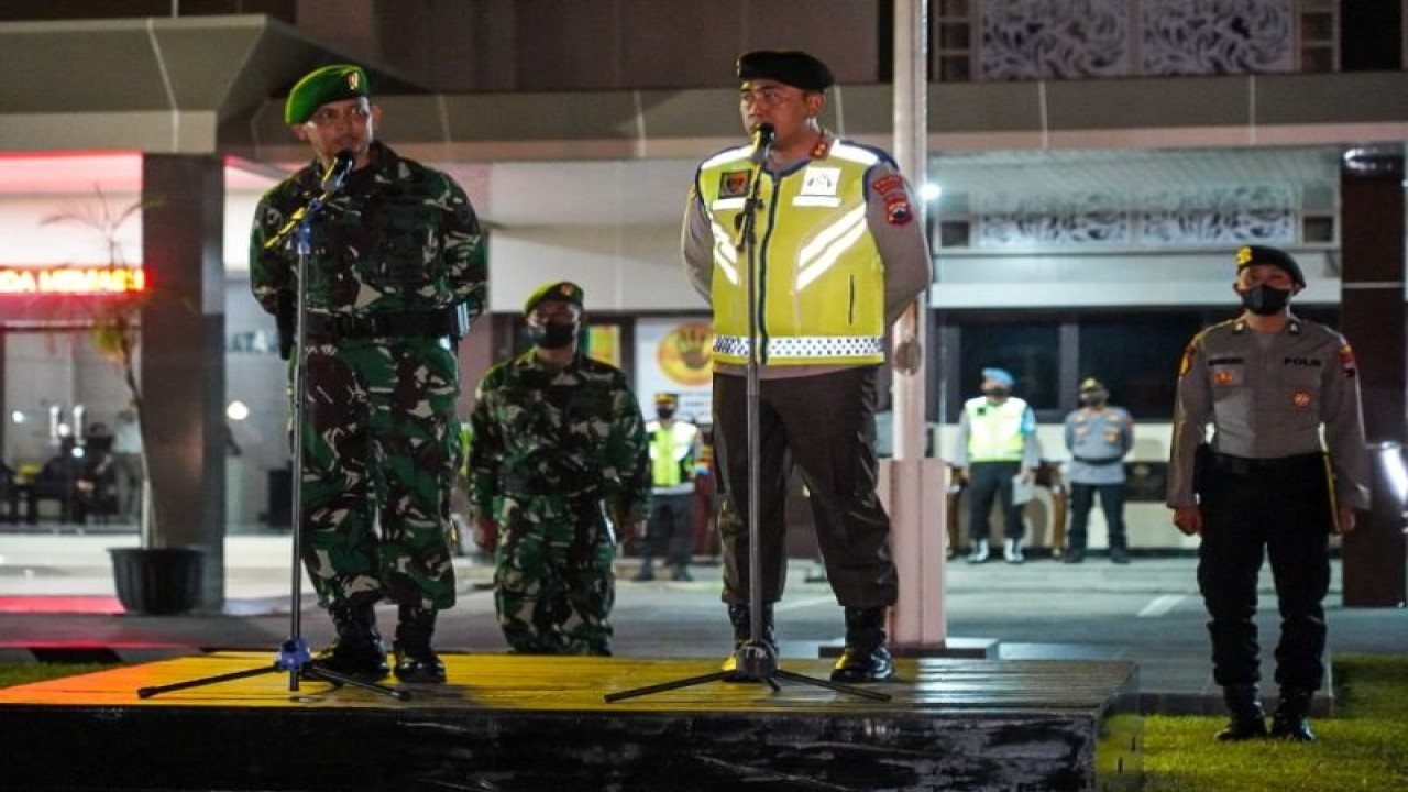 Dandim 0736/Batang Letkol Inf. Ahmad Alam Budiman bersama Kapolres Batang AKBP M. Irwan Susanto memimpin kegiatan apel bersama dalam rangka pengamanan Natal 2022 dan Tahun Baru 2023 di Batang, Senin (12-12-2022) malam. ANTARA/HO-Humas Kodim 0736/Batang