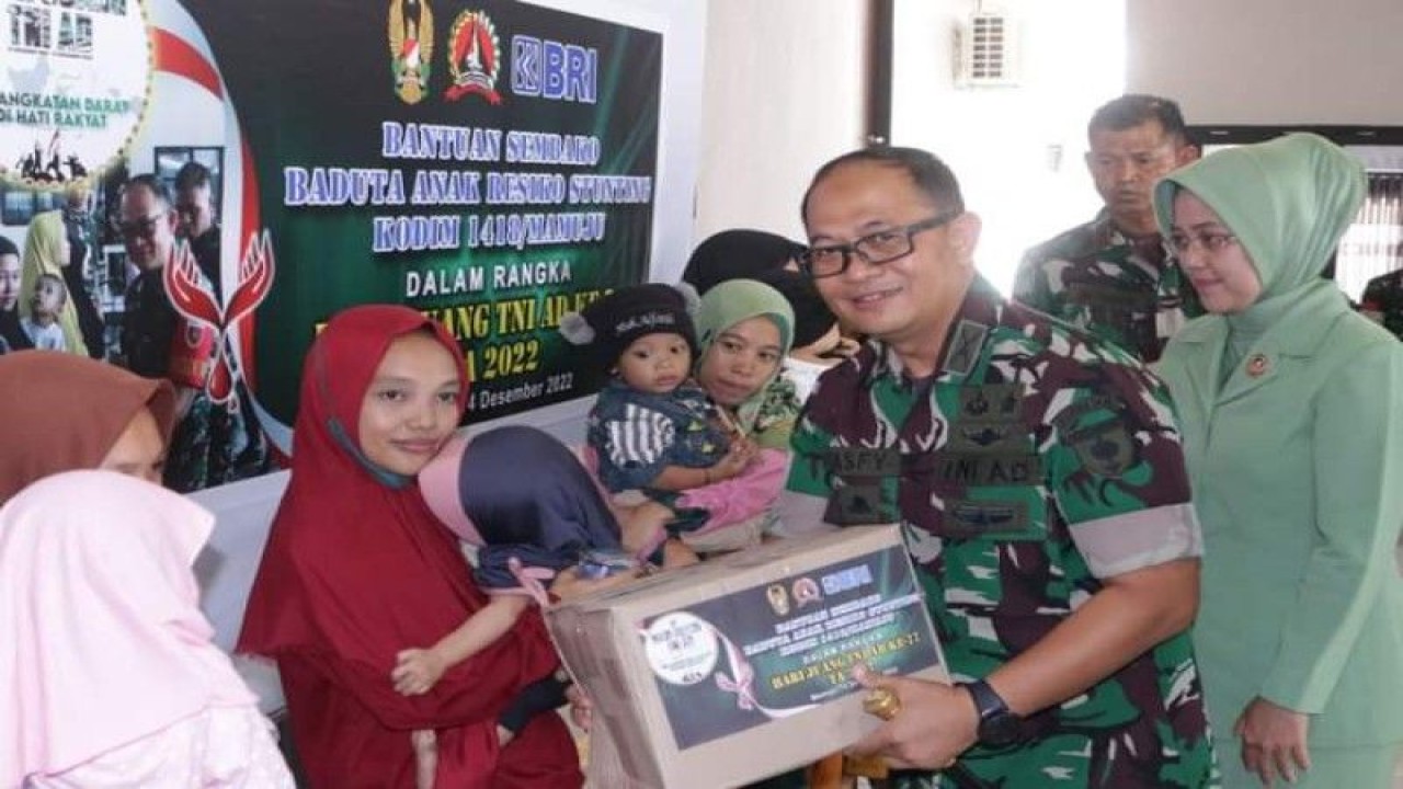 Komandan Kodim (Dandim) 1418 Kolonel Mamuju (Inf) M Imasfy, SE, memberikan bantuan sembako untuk bayi stunting di Mamuju, Rabu (21/12/2022) FOTO ANTARA/ M Faisal Hanapi
