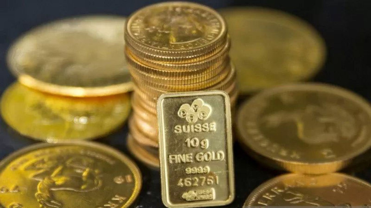 Ilustrasi - koin dan kepingan emas. ANTARA/REUTERS/Neil Hall/aa,