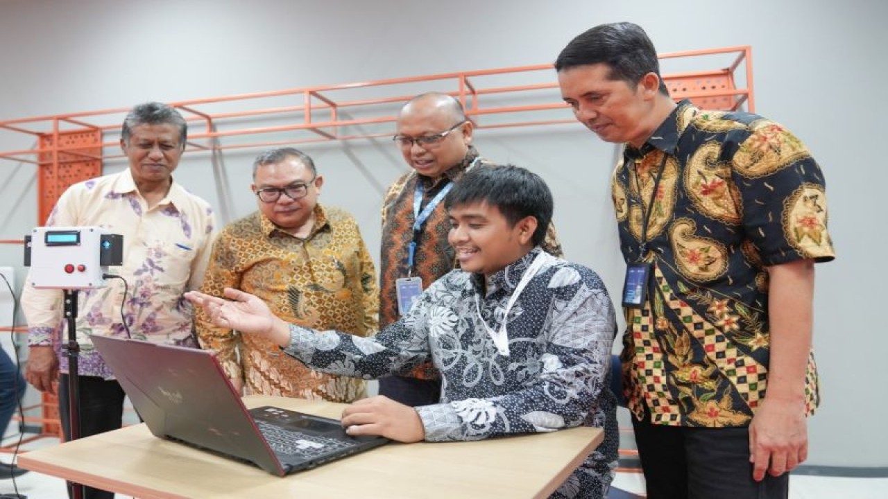 Uji coba alat pemantau keselamatan dan Kesehatan Kerja (K3) di lingkungan kerja, bernama Rekacipta Smart Multi-Measurement Device di Kota Surabaya, Selasa (28/12/2022). (ANTARA/HO-Pelindo)