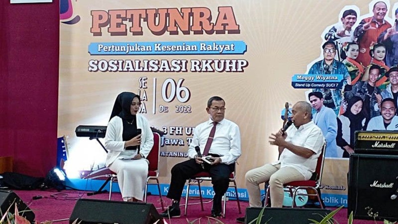 Koordinator Informasi dan Komunikasi Pertahanan dan Keamanan Direktorat Informasi dan Komunikasi Politik Hukum dan Keamanan Kementerian Kominfo RI Dikdik Sadaka  (kanan) dan Dekan Fakultas Hukum Unsoed Purwokerto Prof Muhammad Fauzan (tengah) saat diskusi dalam acara Pertunjukan Kesenian Rakyat (Petunra) Sosialisasi RKUHP di Gedung Justisia 3 FH Unsoed, Purwokerto, Kabupaten Banyumas, Selasa (6/12/2022). ANTARA/Sumarwoto