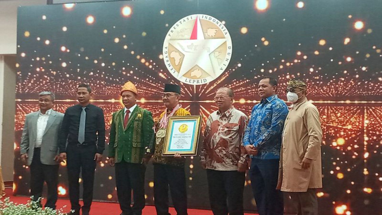 Penganugerahan tiga rekor dari Lembaga Prestasi Indonesia dan Dunia (Leprid) kepada pakar hukum tata negara Jimly Asshiddiqie di Kantor Komisi Yudisial RI, Jakarta, Senin (5/12/2022). ANTARA/Tri Meilani Ameliya.