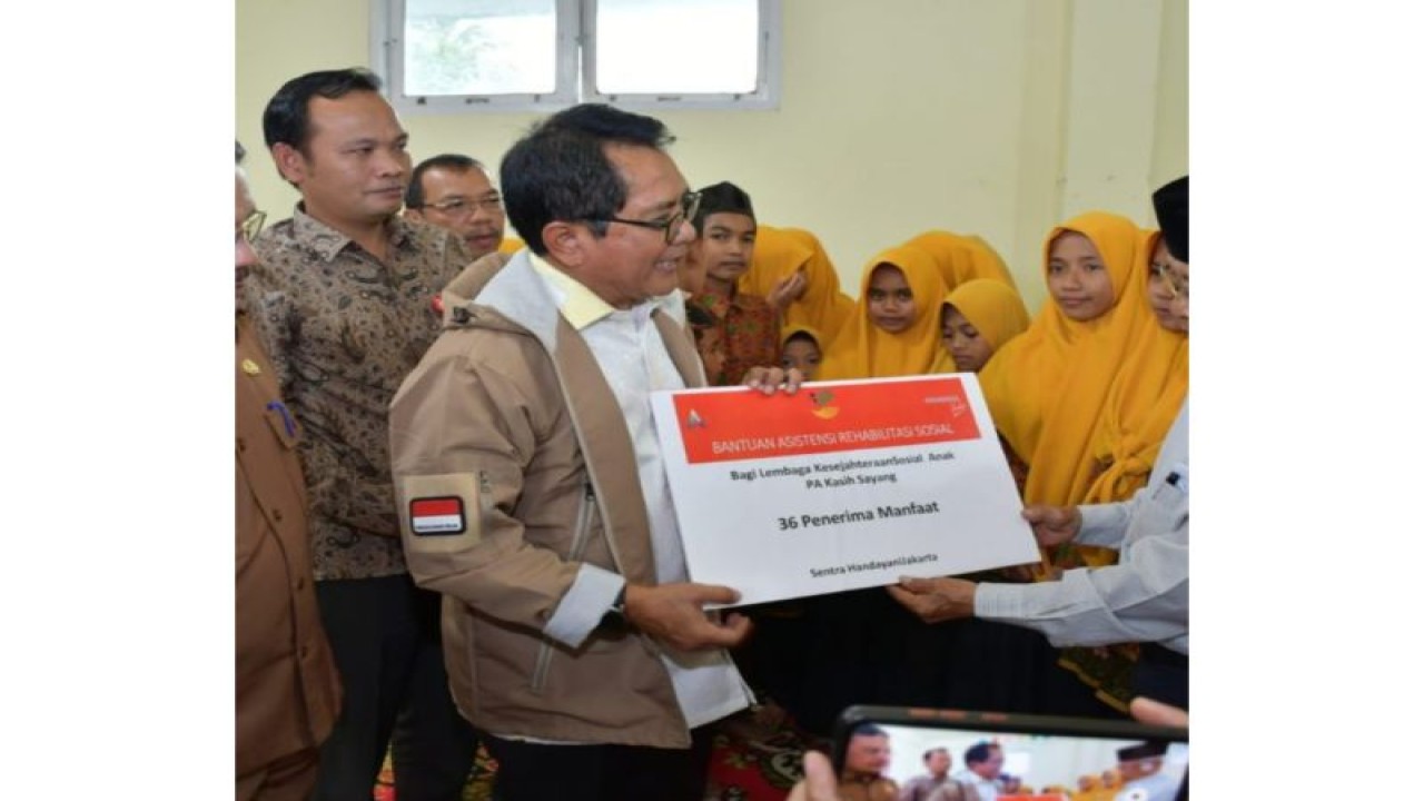 Anggota Komisi VIII DPR RI John Kenedy Aziz secara simbolis menyerahkan paket bantuan ke pengurus panti asuhan di Kabupaten Agam, Provinsi Sumatera Barat, Senin (5/12/2022). (ANTARA/HO Humas Pemkab Agam)