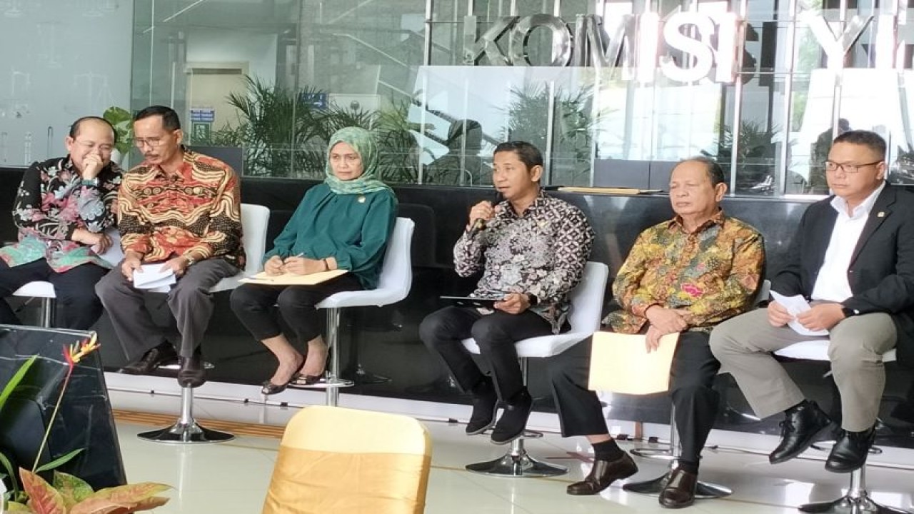 Pimpinan Komisi Yudisial memberikan paparan terkait capaian kinerja selama tahun 2022 di Jakarta, Rabu (28/12/2022). (ANTARA/Muhammad Zulfikar)