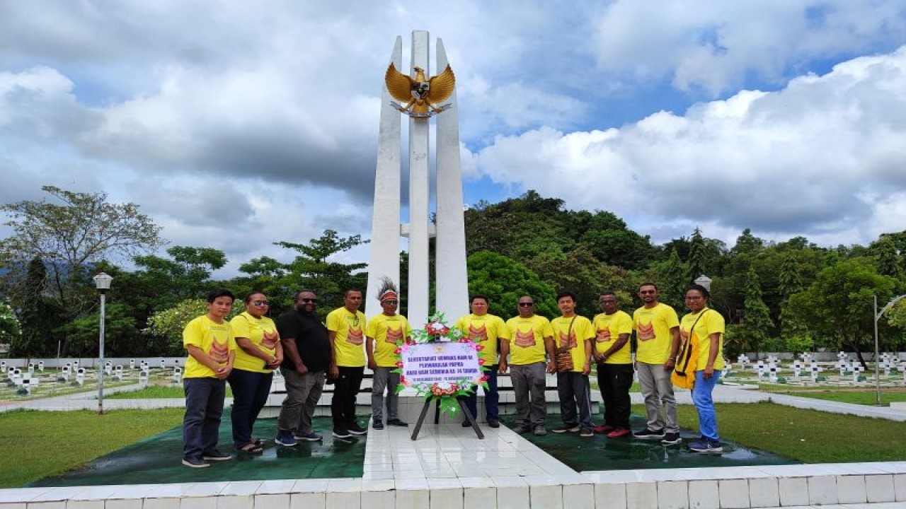 Foto bersama Komnas HAM Perwakilan Papua saat berziarah di Taman Makam Pahlawan, di Waena, Kota Jayapura, Sabtu (10/12/2022). ANTARA/HO-dokumen Komnas HAM RI Perwakilan Papua