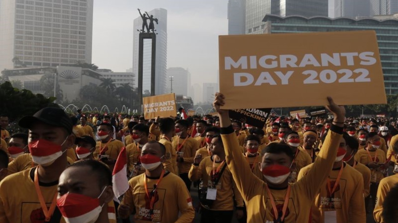 Sejumlah aktivis mengikuti Kirab Hari Pekerja Migran Internasional saat Hari Bebas Kendaraan Bermotor (HBKB) di Bundaran HI, Jakarta, Minggu (18/12/2022). (ANTARA FOTO/Darryl Ramadhan/foc)