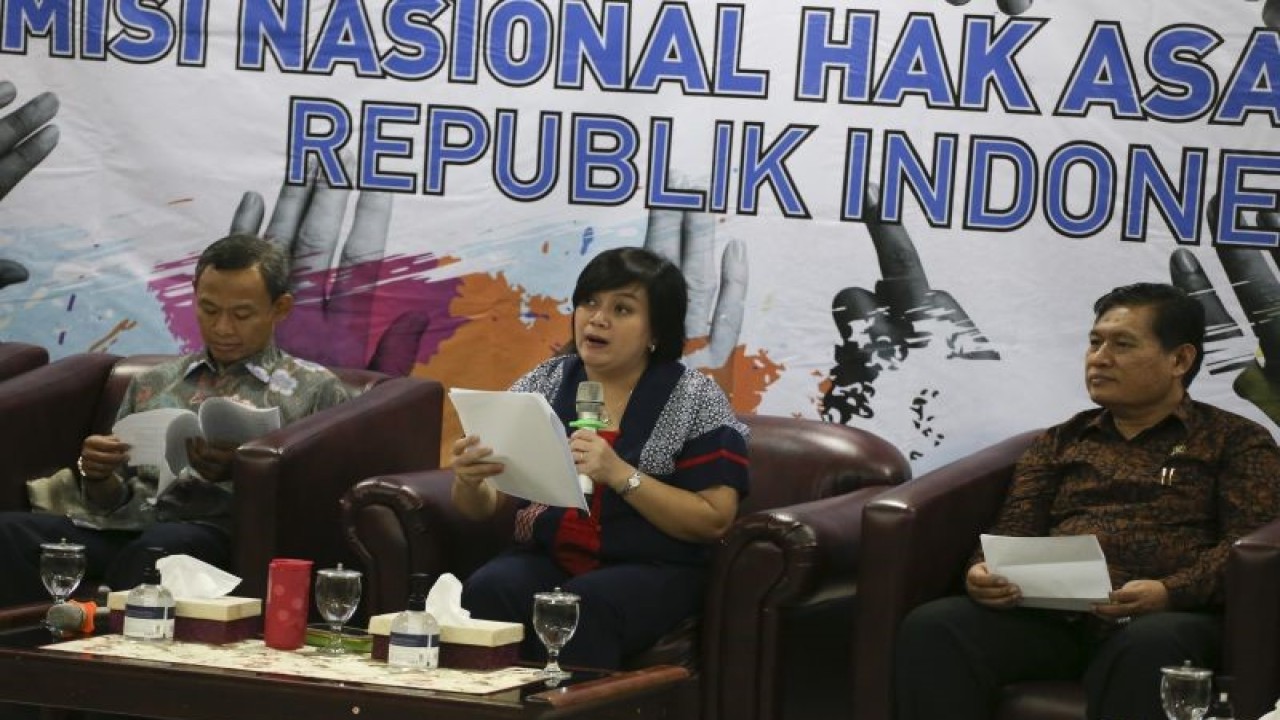 Ketua Komnas HAM Atnike Nova Sigiro (tengah) didampingi Wakil Ketua Komnas HAM Pramono Ubaid Tanthowi (kiri) dan Abdul Haris Semendawai (kanan) memberikan keterangan pers terkait refleksi penegakan HAM di Indonesia tahun 2022 di Jakarta, Sabtu (10/12/2022). . ANTARA FOTO/Rivan Awal Lingga/YU