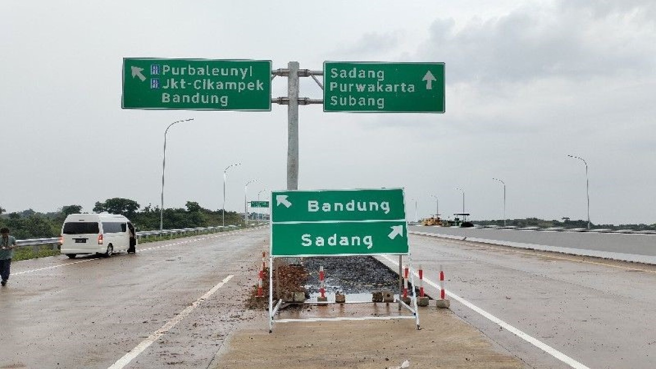 Kondisi Jalan Tol Jakarta-Cikampek II Selatan ruas Kutanegara-Sadang di Purwakarta, Jawa Barat, Jumat (16/12/2022). ANTARA/Aji Cakti
