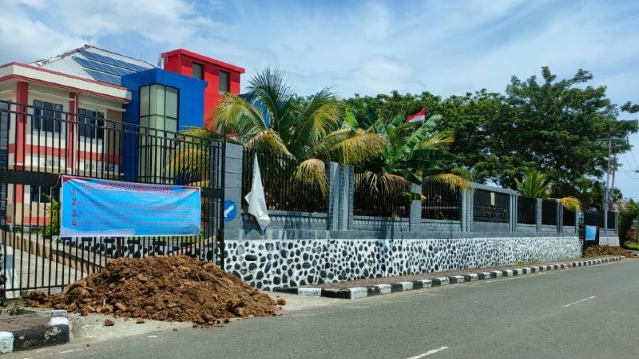 Kondisi Kantor BKD Papua Barat di Palang oleh Honorer daerah (ANTARA/Tri Adi Santoso)