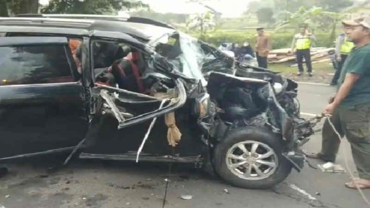 Kondisi minibus Toyota Avanza yang terlibat kecelakaan di Kabupaten Kuningan, Jawa Barat, Senin (26/12/2022). ANTARA/HO-Humas Polres Kuningan
