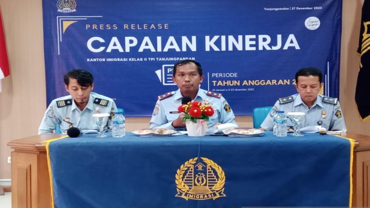 Konferensi pers capaian kinerja 2022 kantor Imigrasi Kelas II TPI Tanjung Pandan (ANTARA/Kasmono)