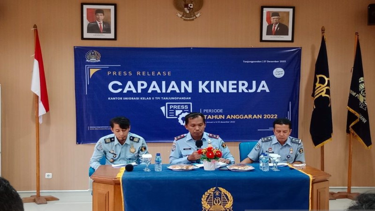 Konferensi pers capaian kinerja kantor Imigrasi Kelas II TPI Tanjung Pandan sepanjang 2022. ANTARA/Kasmono.
